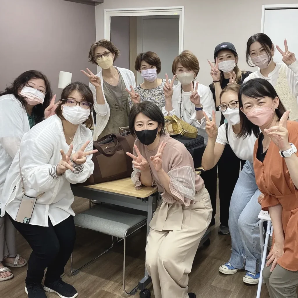 トラブルフットケアマスターの研修を受講している女性たちとトラブルフットケアマスター黒田氏の集合写真